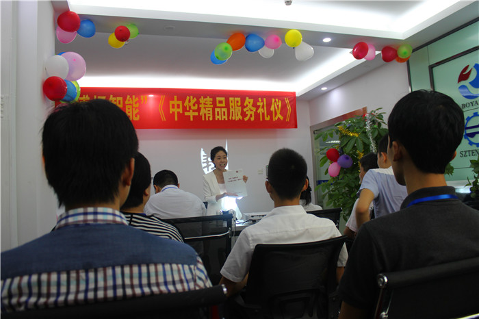 課程現(xiàn)場，學員們正在聚精會神的聽課